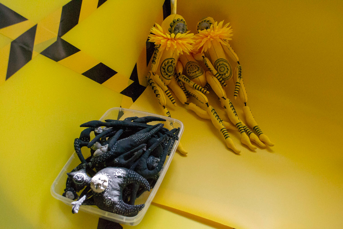 Мастерица Евгения Гурина создает своих Странников — уникальных кукол — вот уже 12 лет. Ни на что не похожие персонажи продолжают шокировать, удивлять, вызывать восторг, менять сознание. Для фестиваля ArtFlection в Москве автор разработала новую серию в желтом цвете, о которой рассказала «Ключ-Медиа».