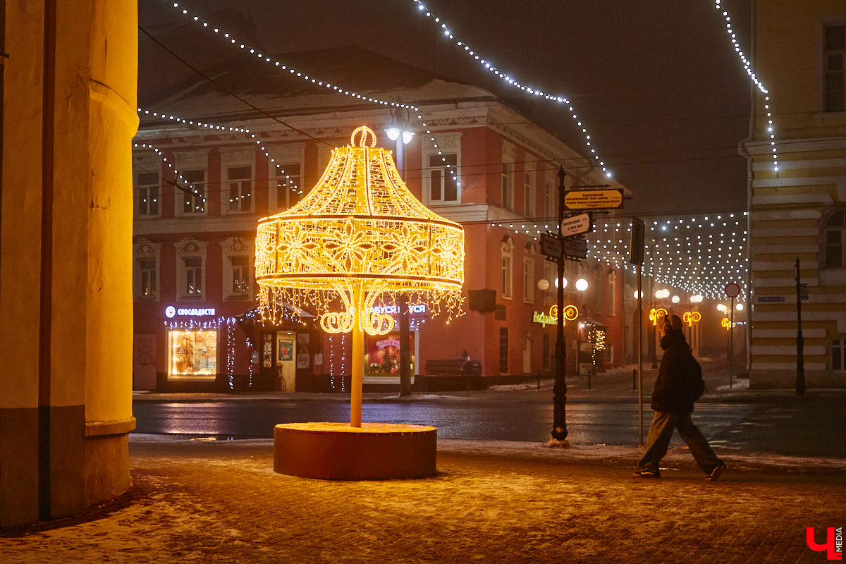 Чего, пожалуй, больше всего не хватает взрослым под Новый год? Ощущения чуда и волшебства как в нежном возрасте. Хорошая новость: в конце 2025-го у владимирцев появится возможность на мгновение окунуться в детство. Подобный «вау-эффект» обещает произвести светомузыкальная елка, которую установят на Соборной площади вместо давно уже потерявший вид «домашней».