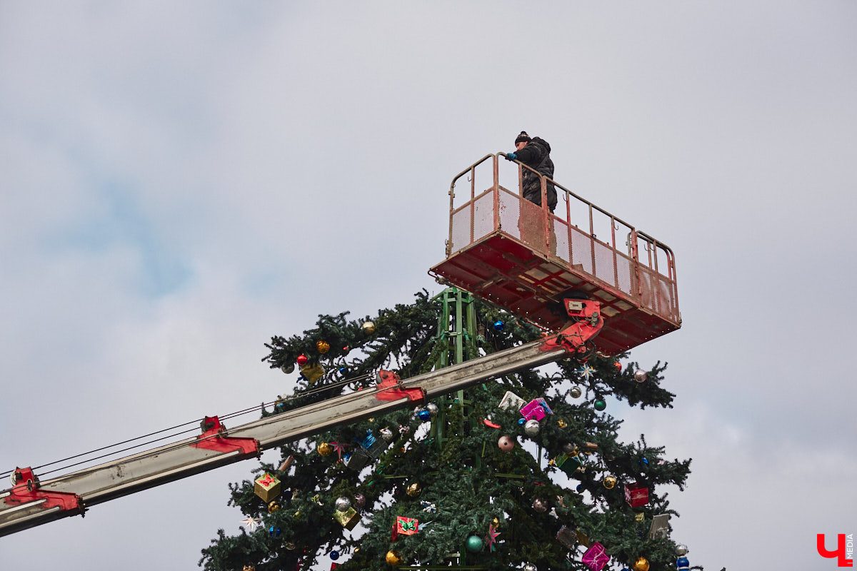 Чего, пожалуй, больше всего не хватает взрослым под Новый год? Ощущения чуда и волшебства как в нежном возрасте. Хорошая новость: в конце 2025-го у владимирцев появится возможность на мгновение окунуться в детство. Подобный «вау-эффект» обещает произвести светомузыкальная елка, которую установят на Соборной площади вместо давно уже потерявший вид «домашней».