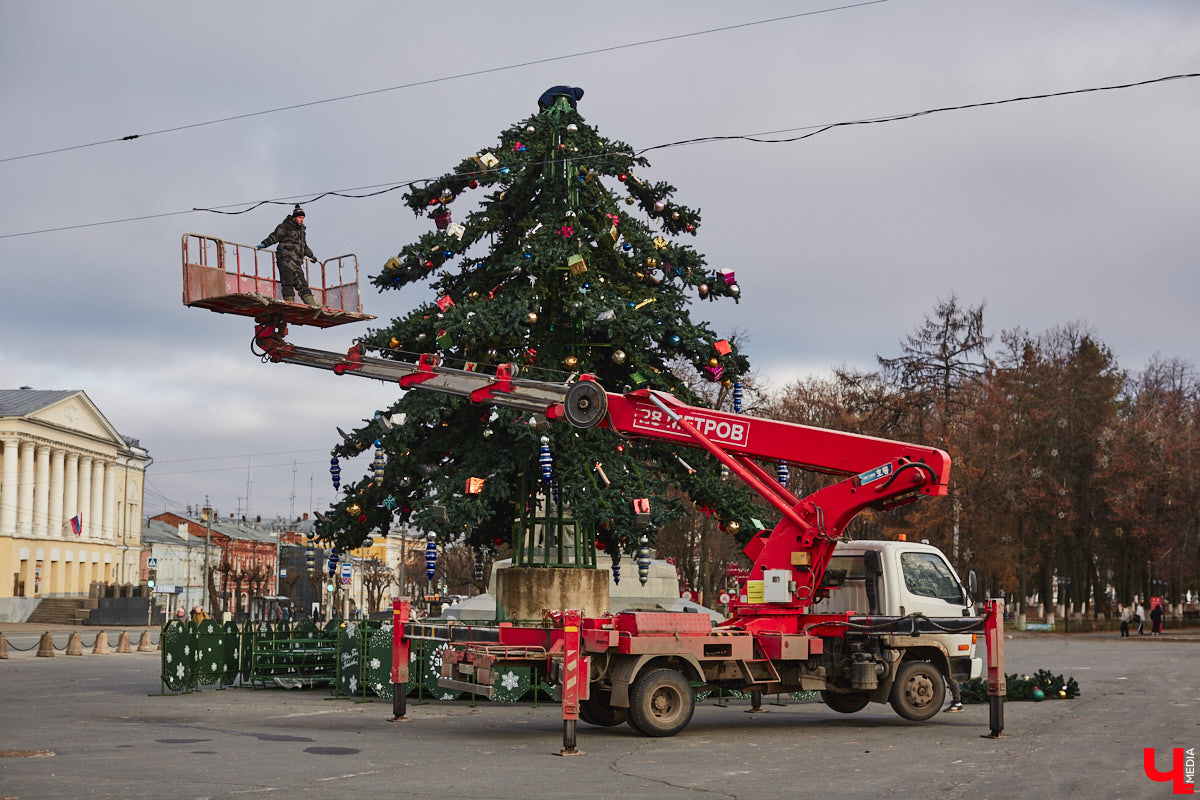 Чего, пожалуй, больше всего не хватает взрослым под Новый год? Ощущения чуда и волшебства как в нежном возрасте. Хорошая новость: в конце 2025-го у владимирцев появится возможность на мгновение окунуться в детство. Подобный «вау-эффект» обещает произвести светомузыкальная елка, которую установят на Соборной площади вместо давно уже потерявший вид «домашней».