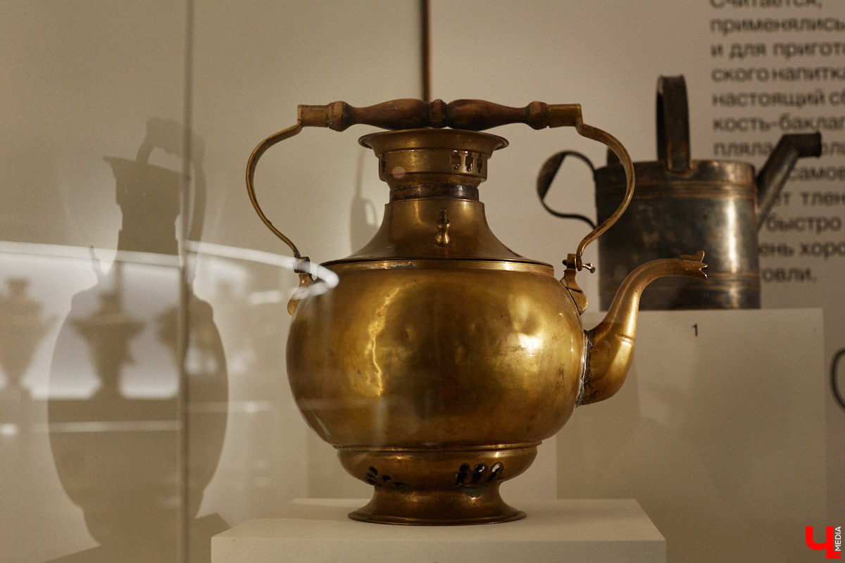 Более ста самоваров: от самых простых и привычных до настоящих произведений искусства. Узнать историю металлических приборов для кипячения воды можно в Суздале. На территории кремля работает выставка «Русская чайная машина». «Ключ-Медиа» прогулялся по экспозиции.