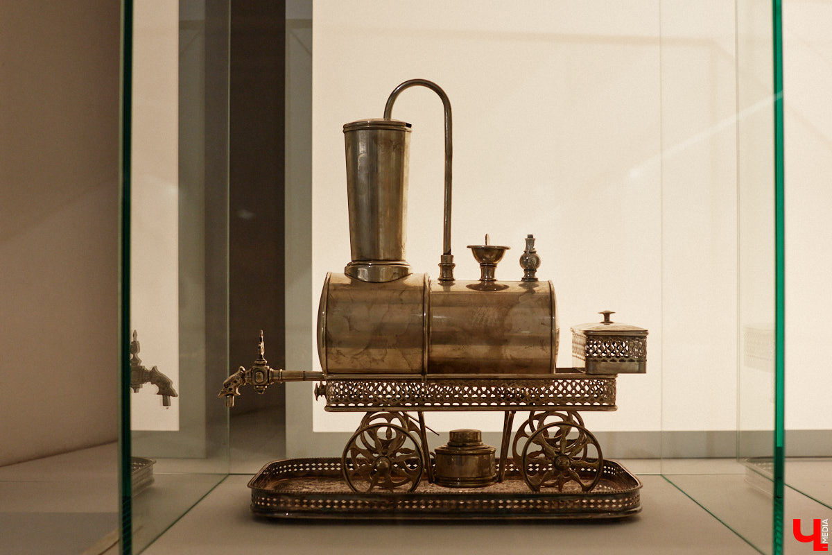 Более ста самоваров: от самых простых и привычных до настоящих произведений искусства. Узнать историю металлических приборов для кипячения воды можно в Суздале. На территории кремля работает выставка «Русская чайная машина». «Ключ-Медиа» прогулялся по экспозиции.