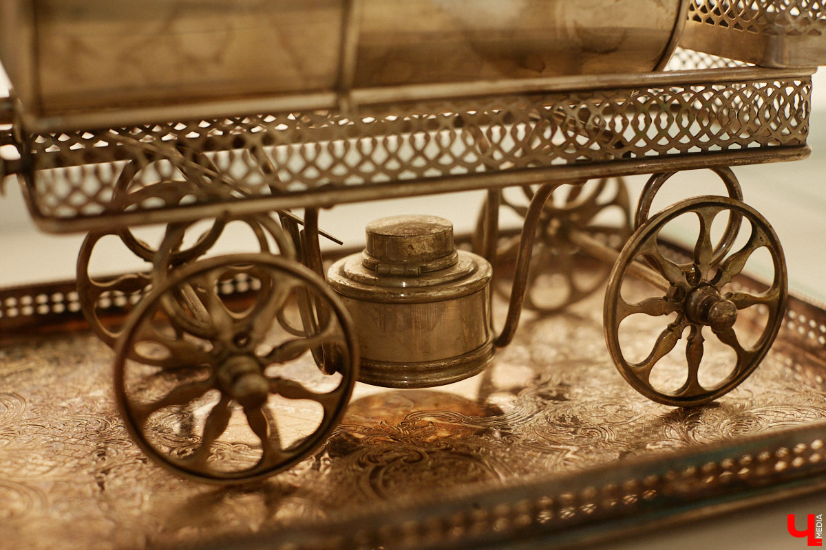 Более ста самоваров: от самых простых и привычных до настоящих произведений искусства. Узнать историю металлических приборов для кипячения воды можно в Суздале. На территории кремля работает выставка «Русская чайная машина». «Ключ-Медиа» прогулялся по экспозиции.