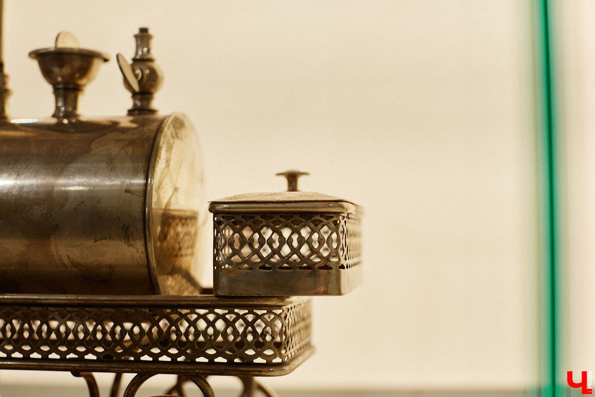 Более ста самоваров: от самых простых и привычных до настоящих произведений искусства. Узнать историю металлических приборов для кипячения воды можно в Суздале. На территории кремля работает выставка «Русская чайная машина». «Ключ-Медиа» прогулялся по экспозиции.