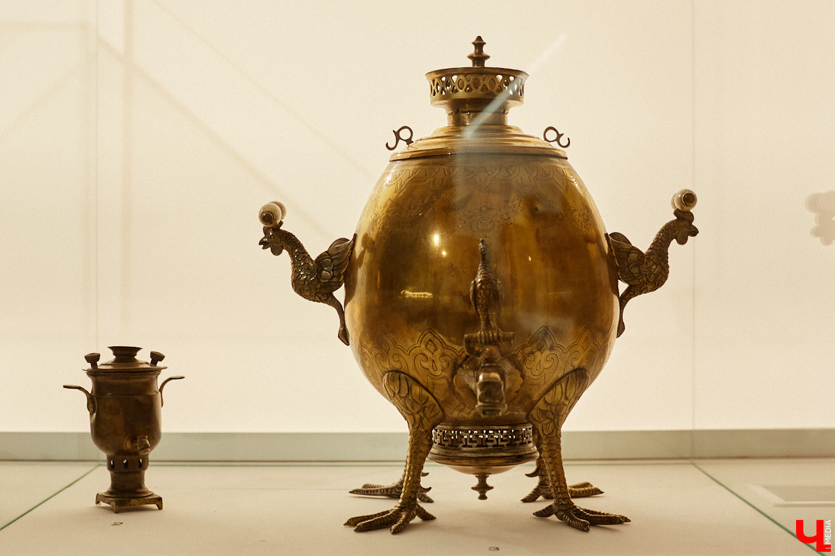 Более ста самоваров: от самых простых и привычных до настоящих произведений искусства. Узнать историю металлических приборов для кипячения воды можно в Суздале. На территории кремля работает выставка «Русская чайная машина». «Ключ-Медиа» прогулялся по экспозиции.