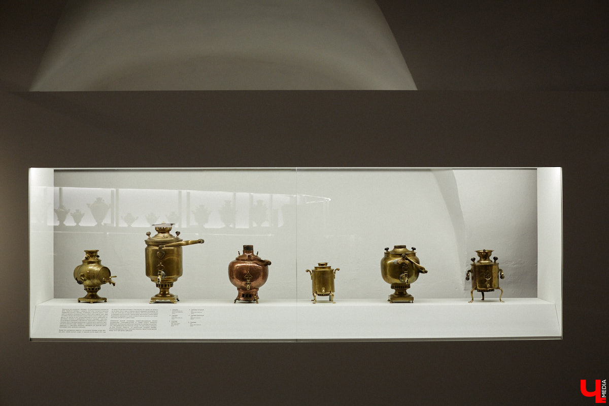 Более ста самоваров: от самых простых и привычных до настоящих произведений искусства. Узнать историю металлических приборов для кипячения воды можно в Суздале. На территории кремля работает выставка «Русская чайная машина». «Ключ-Медиа» прогулялся по экспозиции.