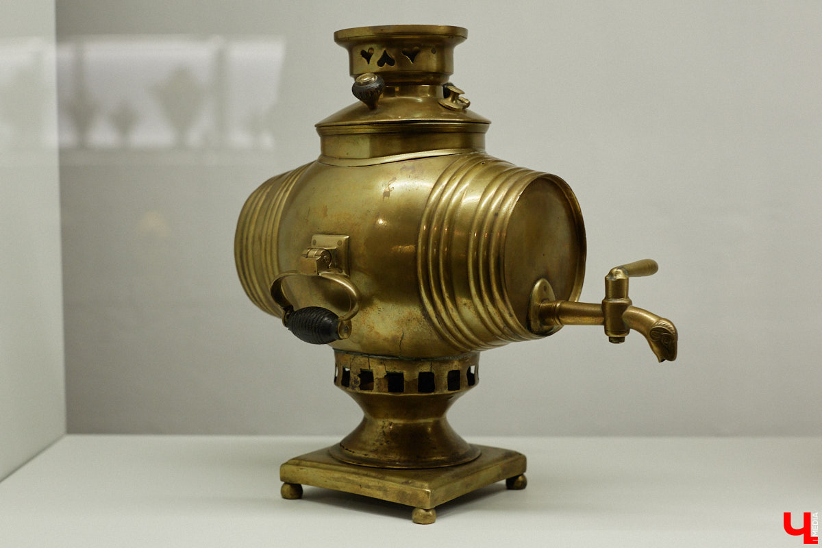 Более ста самоваров: от самых простых и привычных до настоящих произведений искусства. Узнать историю металлических приборов для кипячения воды можно в Суздале. На территории кремля работает выставка «Русская чайная машина». «Ключ-Медиа» прогулялся по экспозиции.