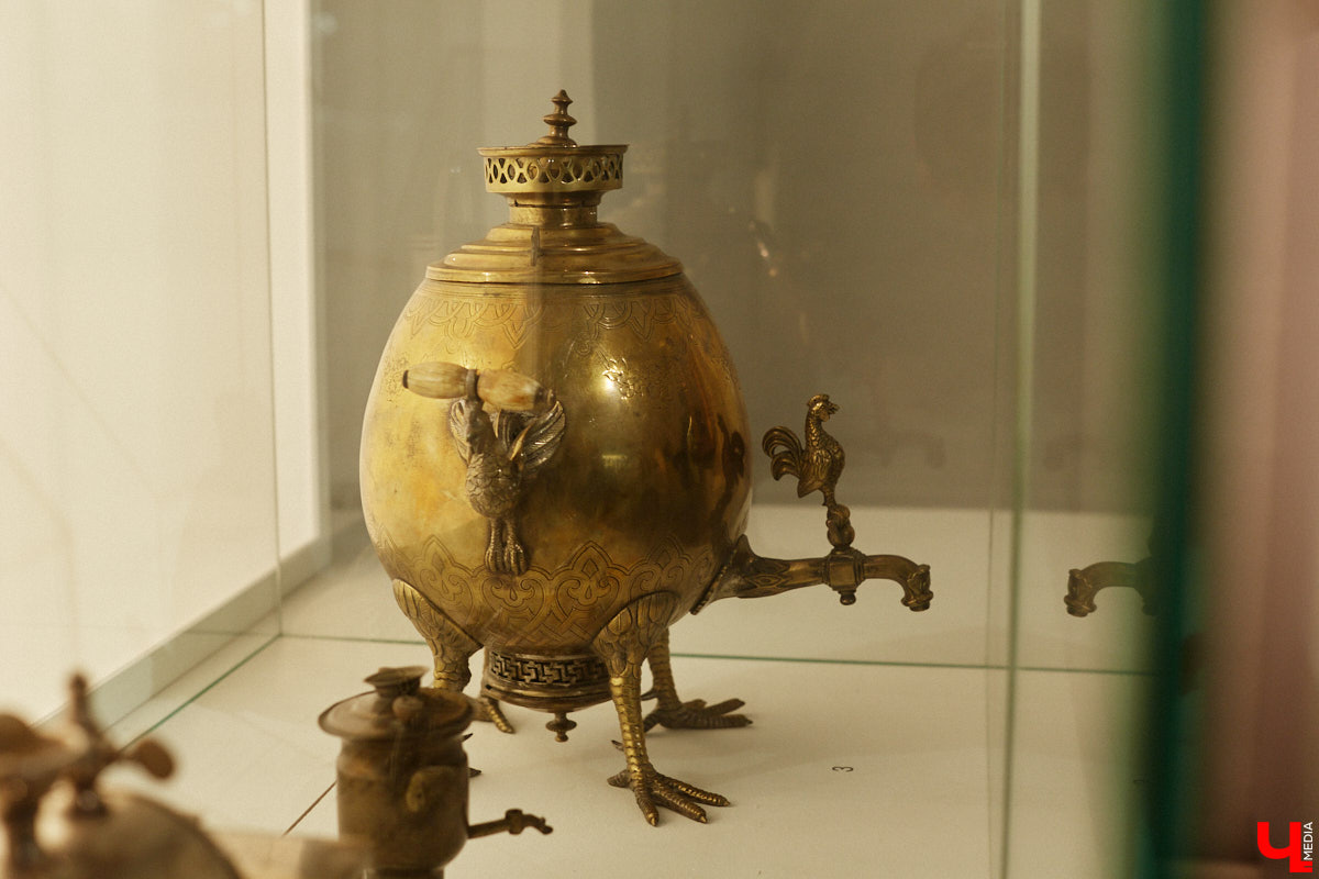 Более ста самоваров: от самых простых и привычных до настоящих произведений искусства. Узнать историю металлических приборов для кипячения воды можно в Суздале. На территории кремля работает выставка «Русская чайная машина». «Ключ-Медиа» прогулялся по экспозиции.