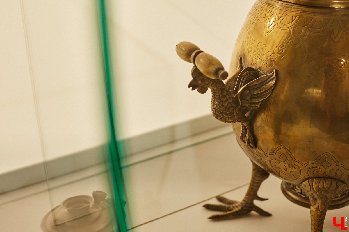 Более ста самоваров: от самых простых и привычных до настоящих произведений искусства. Узнать историю металлических приборов для кипячения воды можно в Суздале. На территории кремля работает выставка «Русская чайная машина». «Ключ-Медиа» прогулялся по экспозиции.