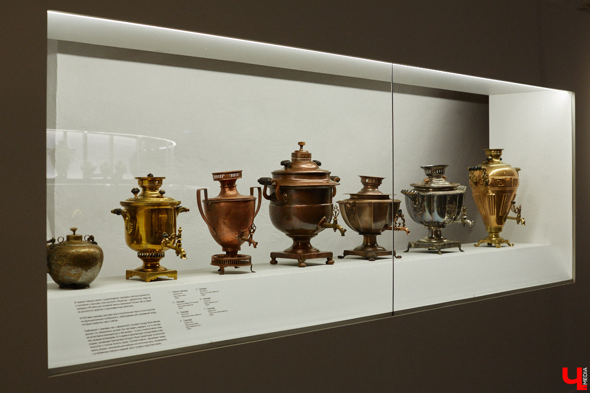 Более ста самоваров: от самых простых и привычных до настоящих произведений искусства. Узнать историю металлических приборов для кипячения воды можно в Суздале. На территории кремля работает выставка «Русская чайная машина». «Ключ-Медиа» прогулялся по экспозиции.