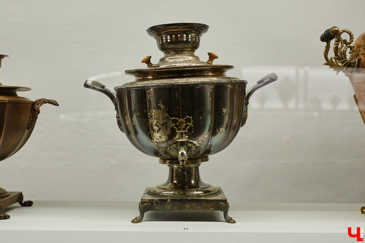 Более ста самоваров: от самых простых и привычных до настоящих произведений искусства. Узнать историю металлических приборов для кипячения воды можно в Суздале. На территории кремля работает выставка «Русская чайная машина». «Ключ-Медиа» прогулялся по экспозиции.