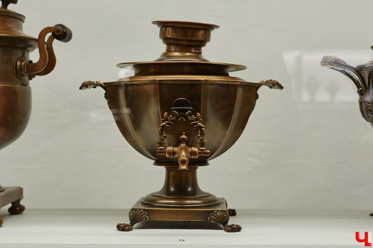 Более ста самоваров: от самых простых и привычных до настоящих произведений искусства. Узнать историю металлических приборов для кипячения воды можно в Суздале. На территории кремля работает выставка «Русская чайная машина». «Ключ-Медиа» прогулялся по экспозиции.