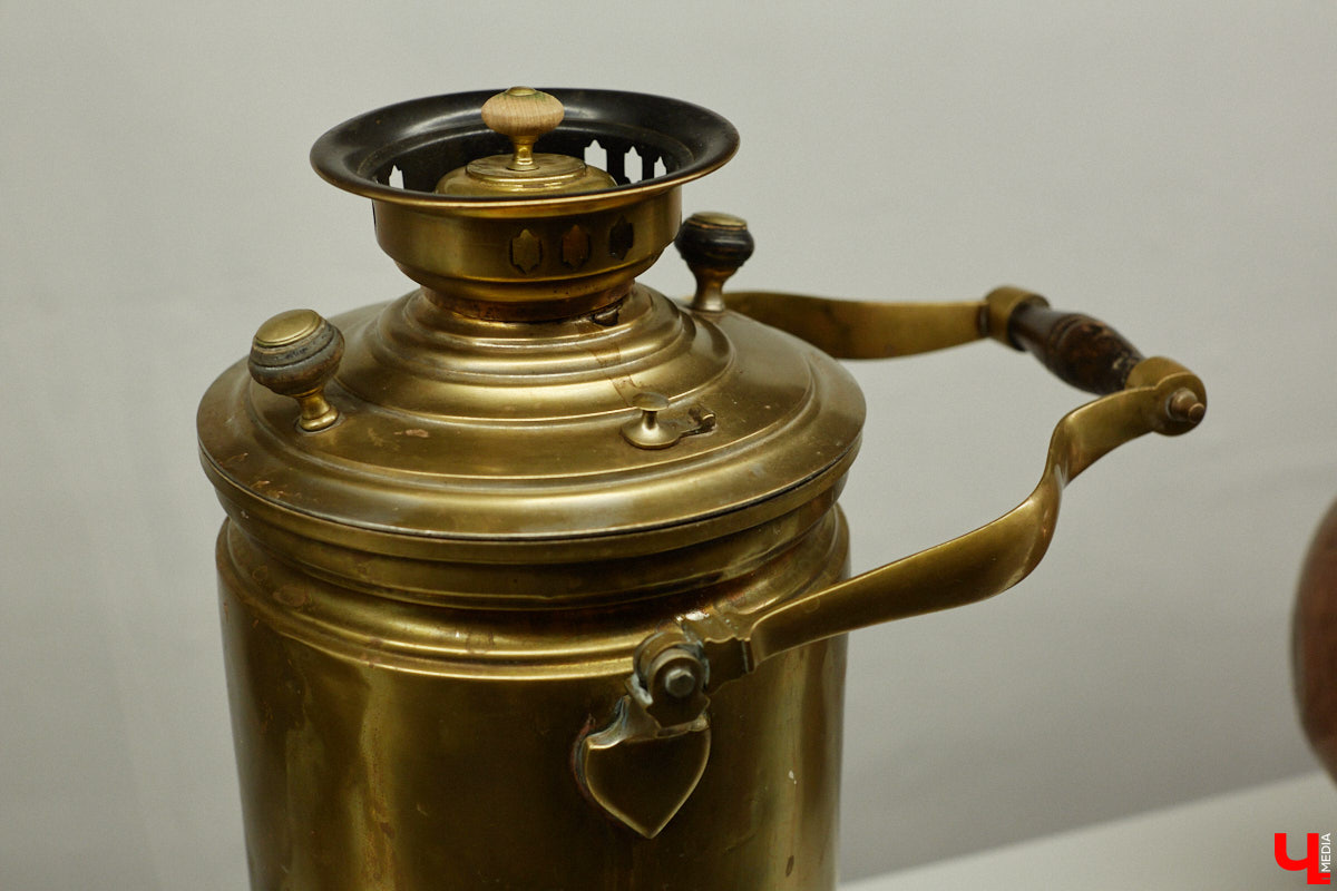 Более ста самоваров: от самых простых и привычных до настоящих произведений искусства. Узнать историю металлических приборов для кипячения воды можно в Суздале. На территории кремля работает выставка «Русская чайная машина». «Ключ-Медиа» прогулялся по экспозиции.