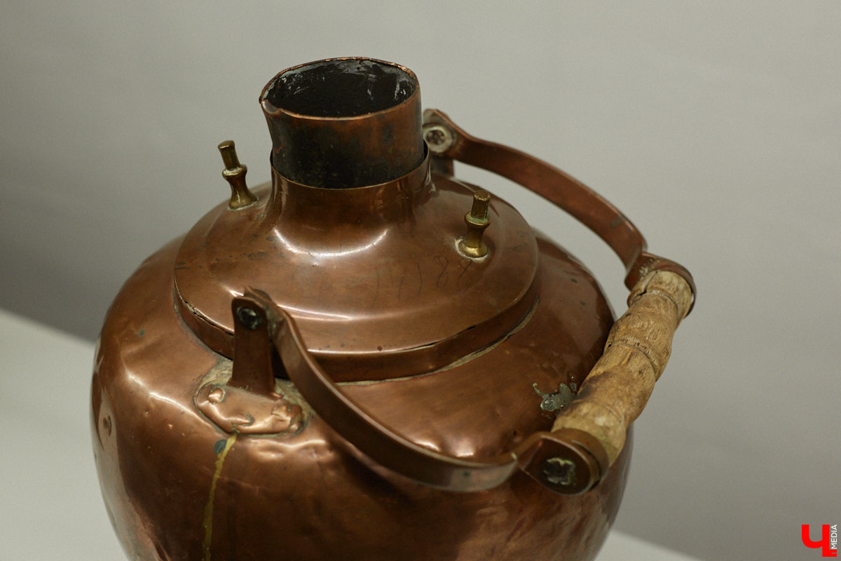 Более ста самоваров: от самых простых и привычных до настоящих произведений искусства. Узнать историю металлических приборов для кипячения воды можно в Суздале. На территории кремля работает выставка «Русская чайная машина». «Ключ-Медиа» прогулялся по экспозиции.