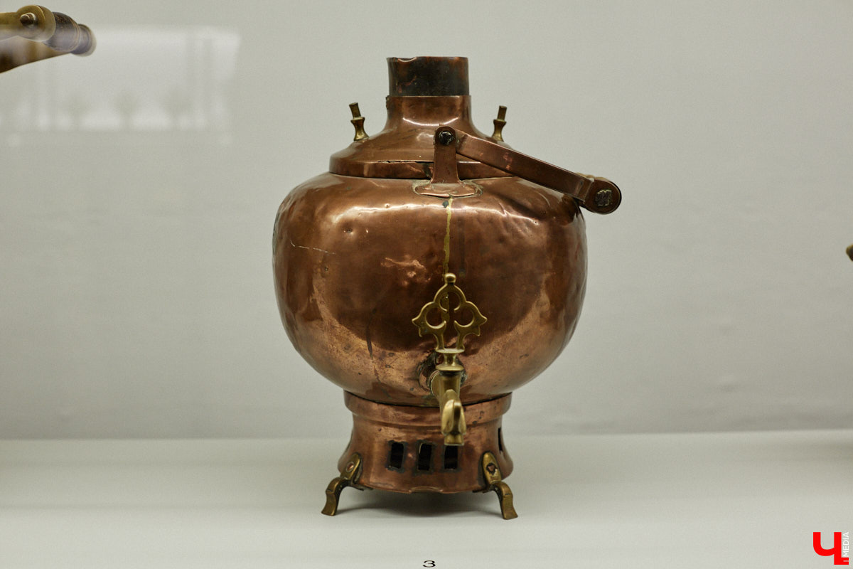 Более ста самоваров: от самых простых и привычных до настоящих произведений искусства. Узнать историю металлических приборов для кипячения воды можно в Суздале. На территории кремля работает выставка «Русская чайная машина». «Ключ-Медиа» прогулялся по экспозиции.