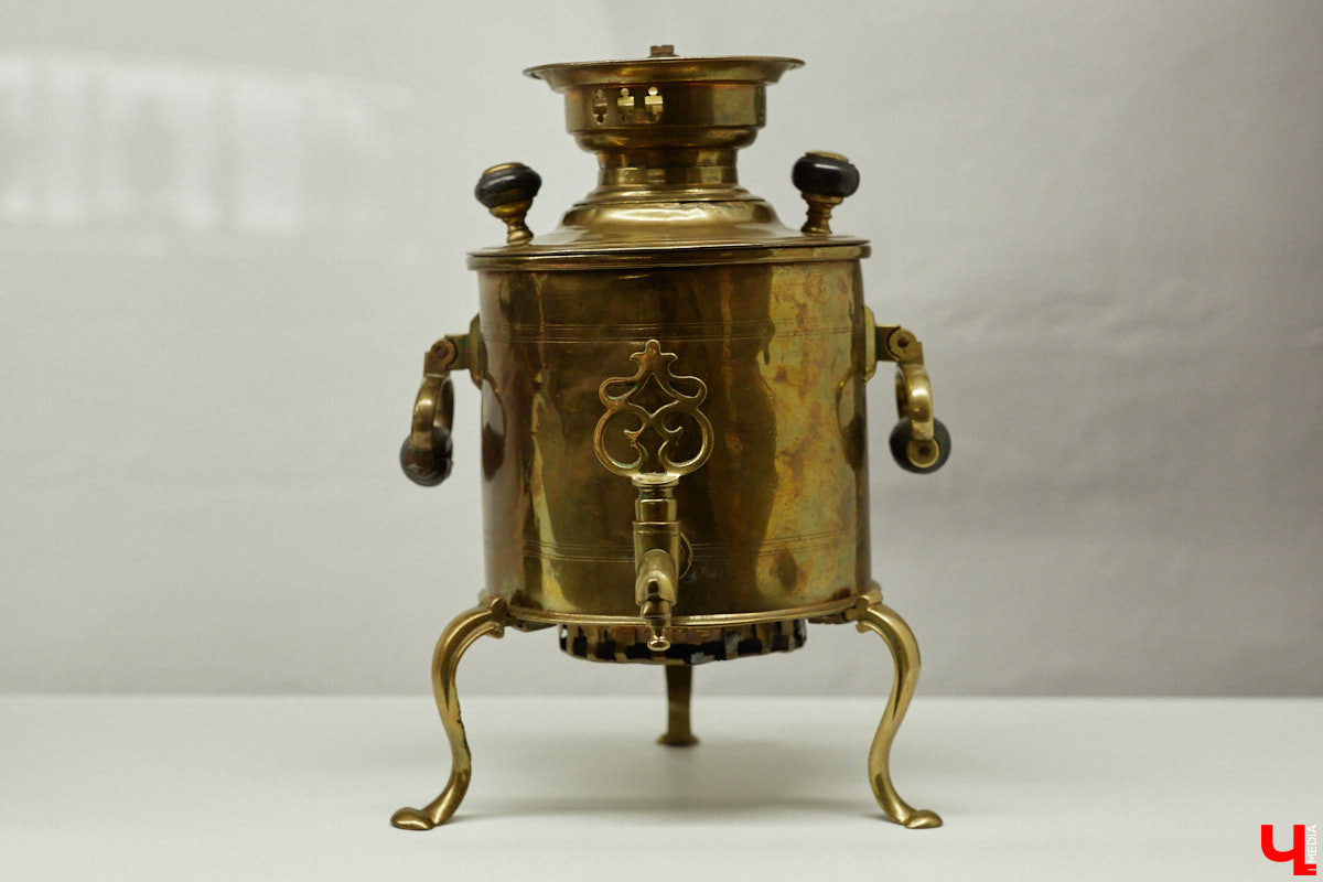 Более ста самоваров: от самых простых и привычных до настоящих произведений искусства. Узнать историю металлических приборов для кипячения воды можно в Суздале. На территории кремля работает выставка «Русская чайная машина». «Ключ-Медиа» прогулялся по экспозиции.