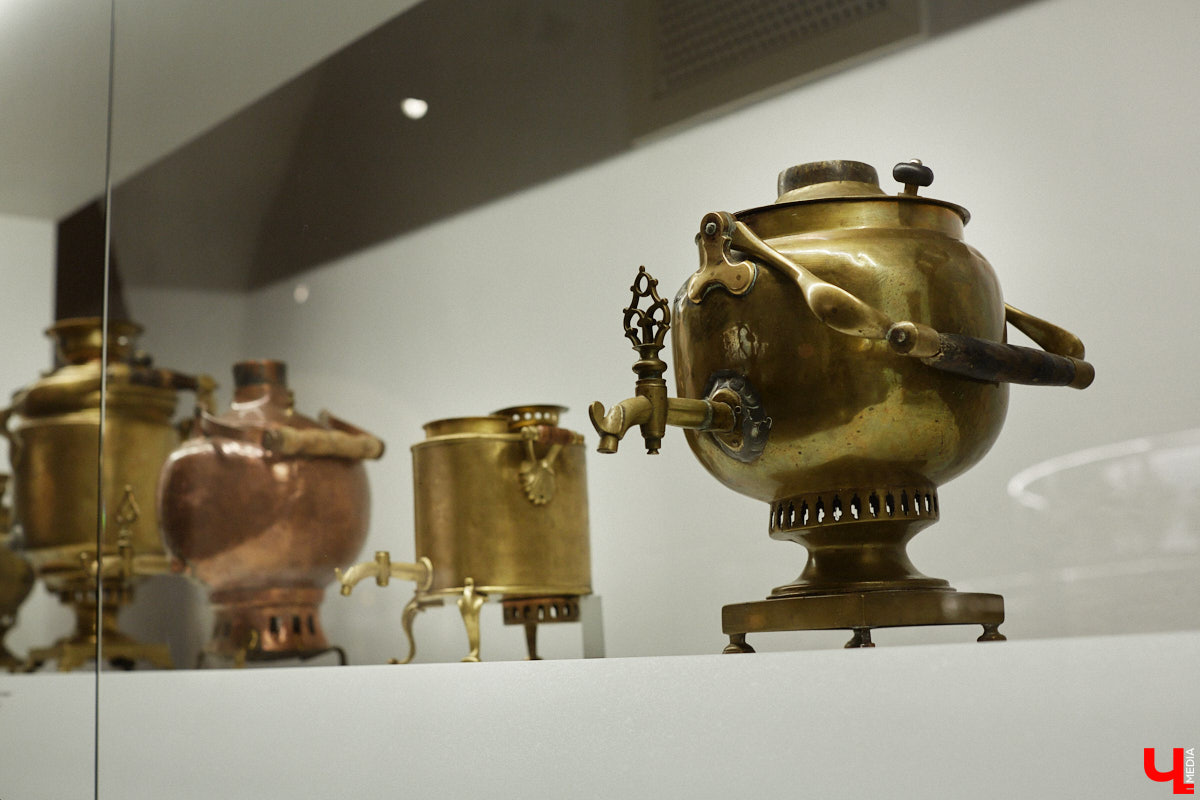 Более ста самоваров: от самых простых и привычных до настоящих произведений искусства. Узнать историю металлических приборов для кипячения воды можно в Суздале. На территории кремля работает выставка «Русская чайная машина». «Ключ-Медиа» прогулялся по экспозиции.