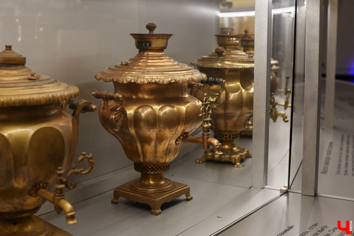 Более ста самоваров: от самых простых и привычных до настоящих произведений искусства. Узнать историю металлических приборов для кипячения воды можно в Суздале. На территории кремля работает выставка «Русская чайная машина». «Ключ-Медиа» прогулялся по экспозиции.