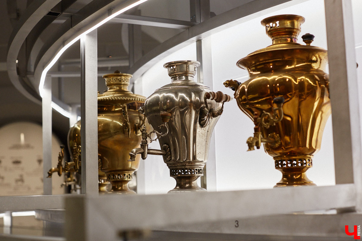 Более ста самоваров: от самых простых и привычных до настоящих произведений искусства. Узнать историю металлических приборов для кипячения воды можно в Суздале. На территории кремля работает выставка «Русская чайная машина». «Ключ-Медиа» прогулялся по экспозиции.