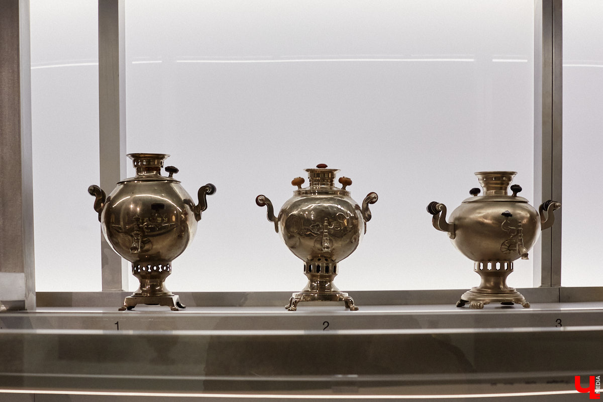 Более ста самоваров: от самых простых и привычных до настоящих произведений искусства. Узнать историю металлических приборов для кипячения воды можно в Суздале. На территории кремля работает выставка «Русская чайная машина». «Ключ-Медиа» прогулялся по экспозиции.