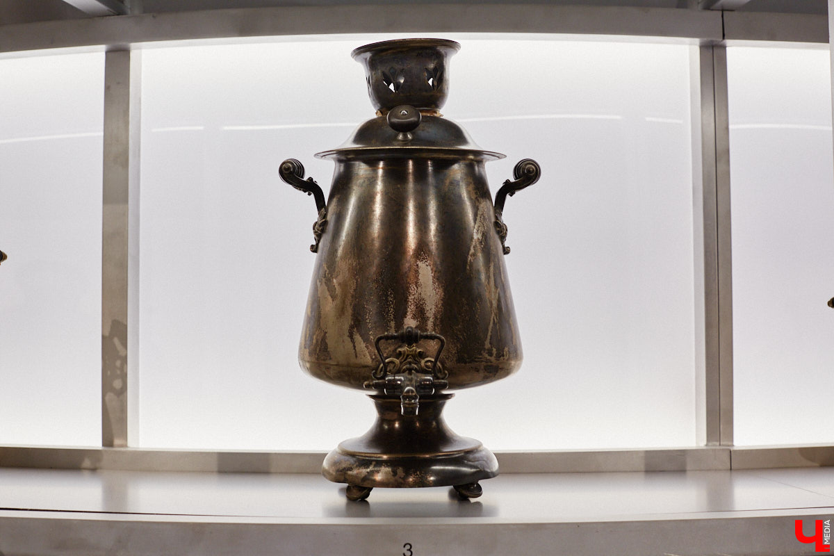 Более ста самоваров: от самых простых и привычных до настоящих произведений искусства. Узнать историю металлических приборов для кипячения воды можно в Суздале. На территории кремля работает выставка «Русская чайная машина». «Ключ-Медиа» прогулялся по экспозиции.