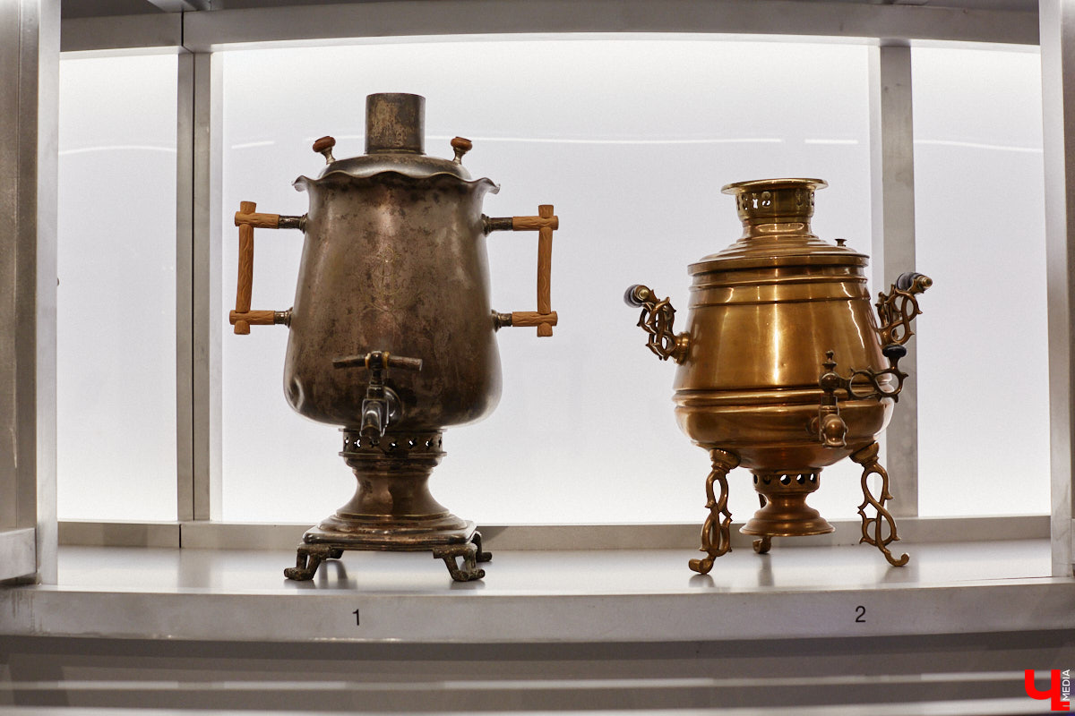 Более ста самоваров: от самых простых и привычных до настоящих произведений искусства. Узнать историю металлических приборов для кипячения воды можно в Суздале. На территории кремля работает выставка «Русская чайная машина». «Ключ-Медиа» прогулялся по экспозиции.