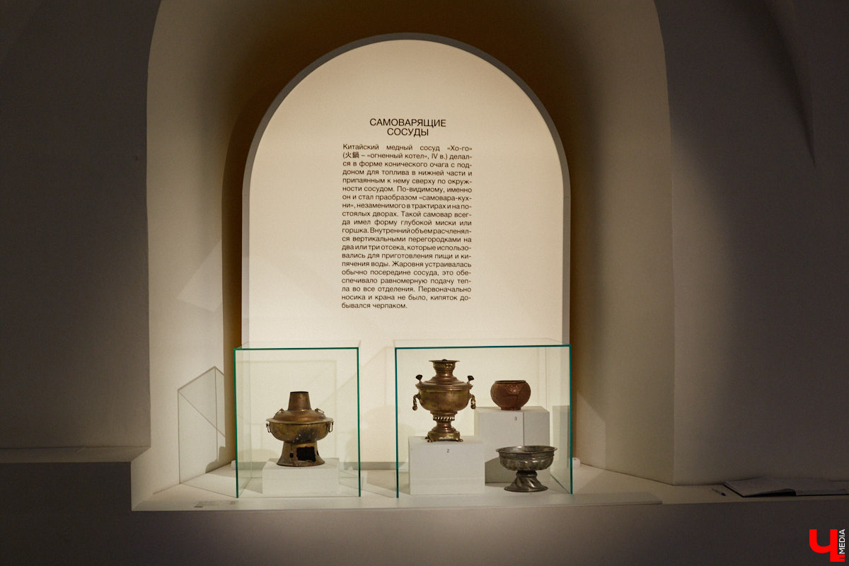 Более ста самоваров: от самых простых и привычных до настоящих произведений искусства. Узнать историю металлических приборов для кипячения воды можно в Суздале. На территории кремля работает выставка «Русская чайная машина». «Ключ-Медиа» прогулялся по экспозиции.