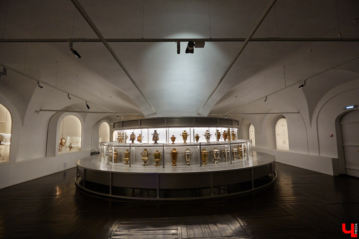 Более ста самоваров: от самых простых и привычных до настоящих произведений искусства. Узнать историю металлических приборов для кипячения воды можно в Суздале. На территории кремля работает выставка «Русская чайная машина». «Ключ-Медиа» прогулялся по экспозиции.