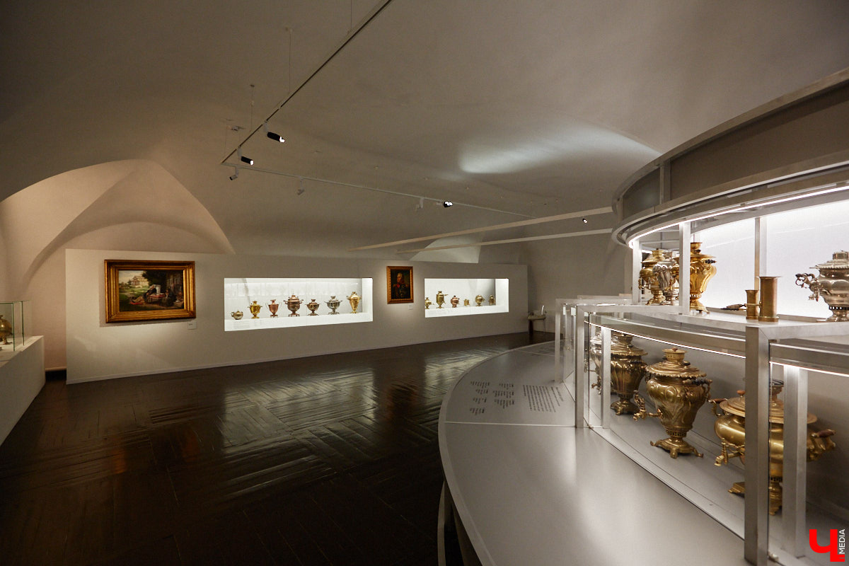 Более ста самоваров: от самых простых и привычных до настоящих произведений искусства. Узнать историю металлических приборов для кипячения воды можно в Суздале. На территории кремля работает выставка «Русская чайная машина». «Ключ-Медиа» прогулялся по экспозиции.