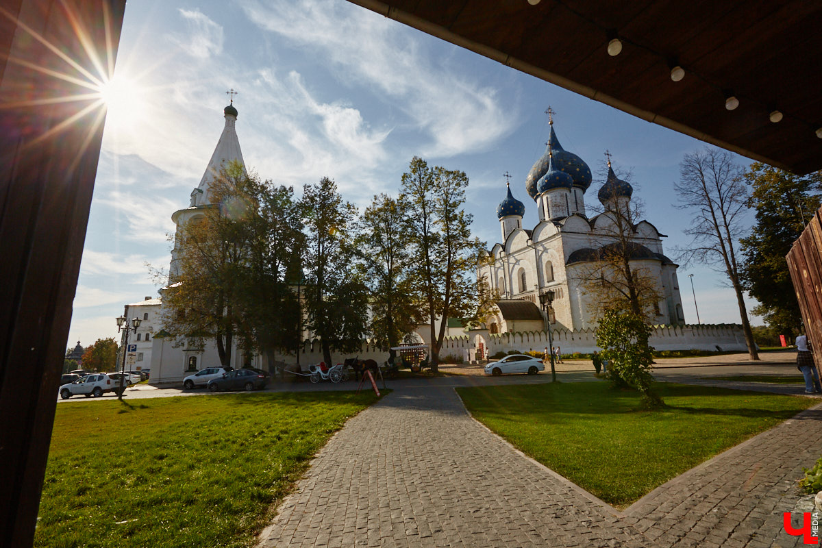 Более ста самоваров: от самых простых и привычных до настоящих произведений искусства. Узнать историю металлических приборов для кипячения воды можно в Суздале. На территории кремля работает выставка «Русская чайная машина». «Ключ-Медиа» прогулялся по экспозиции.