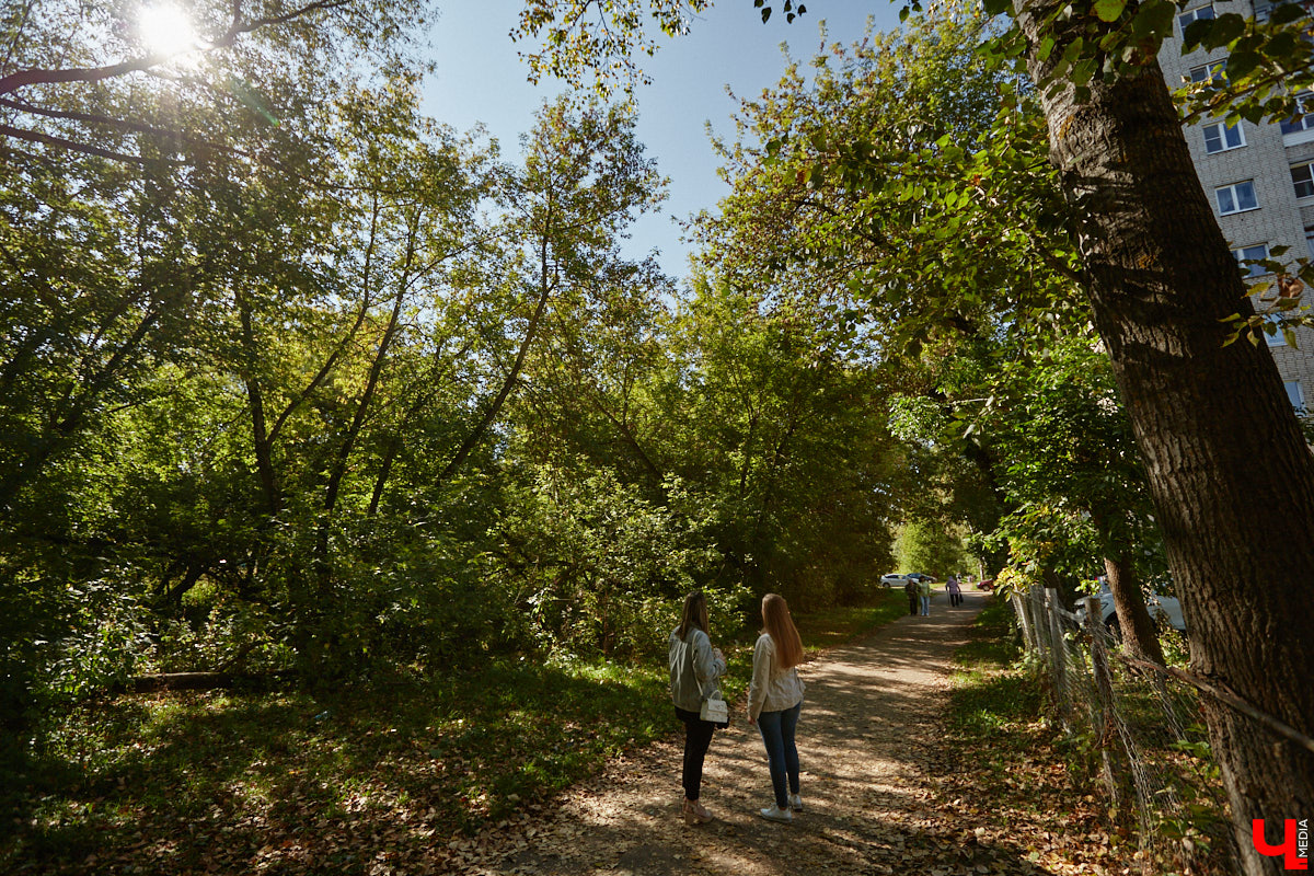 Что вы представляете в первую очередь, когда слышите словосочетание «спальный район»? Если возникает мысль исключительно о заросших аллеях и серых панельках, обязательно прогуляйтесь от конечной остановки «Улица Балакирева» до недавно обновленного бульвара Художника Иванова. Маршрут наверняка заставит вас изменить мнение.