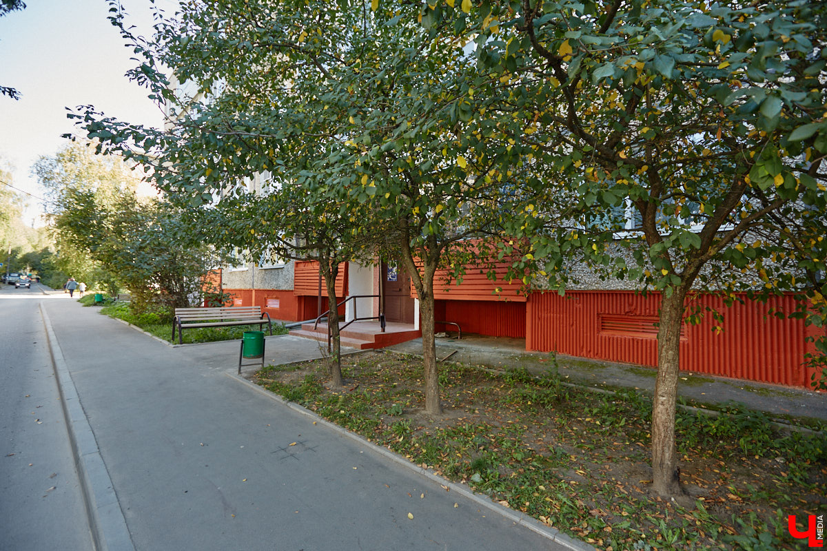 Что вы представляете в первую очередь, когда слышите словосочетание «спальный район»? Если возникает мысль исключительно о заросших аллеях и серых панельках, обязательно прогуляйтесь от конечной остановки «Улица Балакирева» до недавно обновленного бульвара Художника Иванова. Маршрут наверняка заставит вас изменить мнение.