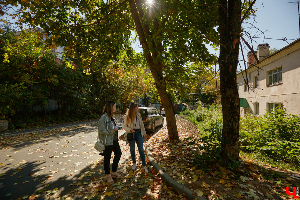 Что вы представляете в первую очередь, когда слышите словосочетание «спальный район»? Если возникает мысль исключительно о заросших аллеях и серых панельках, обязательно прогуляйтесь от конечной остановки «Улица Балакирева» до недавно обновленного бульвара Художника Иванова. Маршрут наверняка заставит вас изменить мнение.