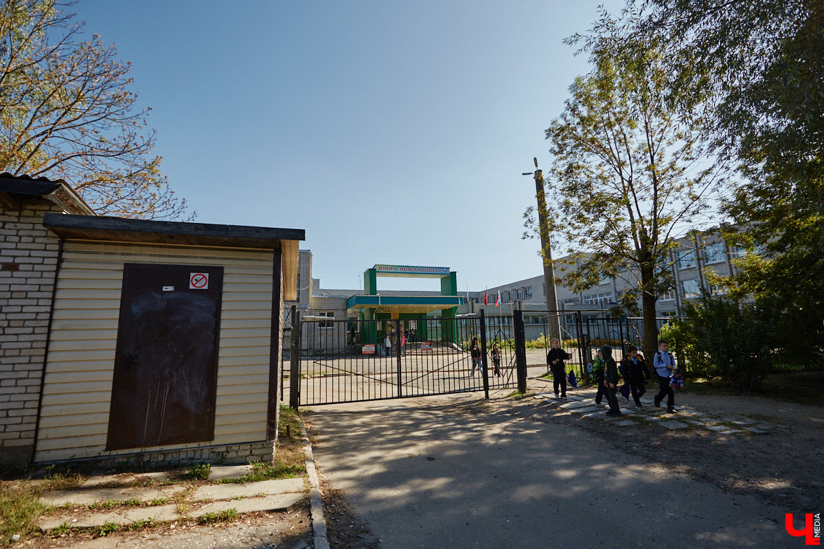 Что вы представляете в первую очередь, когда слышите словосочетание «спальный район»? Если возникает мысль исключительно о заросших аллеях и серых панельках, обязательно прогуляйтесь от конечной остановки «Улица Балакирева» до недавно обновленного бульвара Художника Иванова. Маршрут наверняка заставит вас изменить мнение.