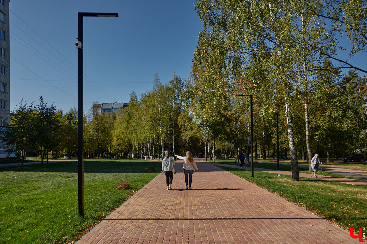 Что вы представляете в первую очередь, когда слышите словосочетание «спальный район»? Если возникает мысль исключительно о заросших аллеях и серых панельках, обязательно прогуляйтесь от конечной остановки «Улица Балакирева» до недавно обновленного бульвара Художника Иванова. Маршрут наверняка заставит вас изменить мнение.