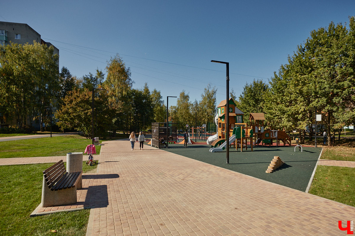 Что вы представляете в первую очередь, когда слышите словосочетание «спальный район»? Если возникает мысль исключительно о заросших аллеях и серых панельках, обязательно прогуляйтесь от конечной остановки «Улица Балакирева» до недавно обновленного бульвара Художника Иванова. Маршрут наверняка заставит вас изменить мнение.