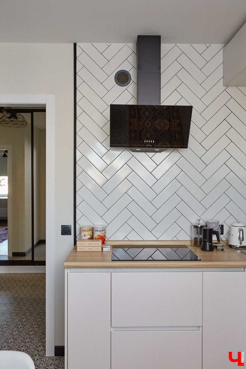 Никита Чуркин и Сабина Ханбабаева – легкие на подъем ребята. Могут в один день решить переехать, если того потребует душа. Они жили в разных городах и странах, сменили массу квартир и необычных отельных номеров. Сейчас пара снова обосновалась во Владимире, и «Ключ-Медиа» с удовольствием заглянул на огонек к радушным хозяевам.