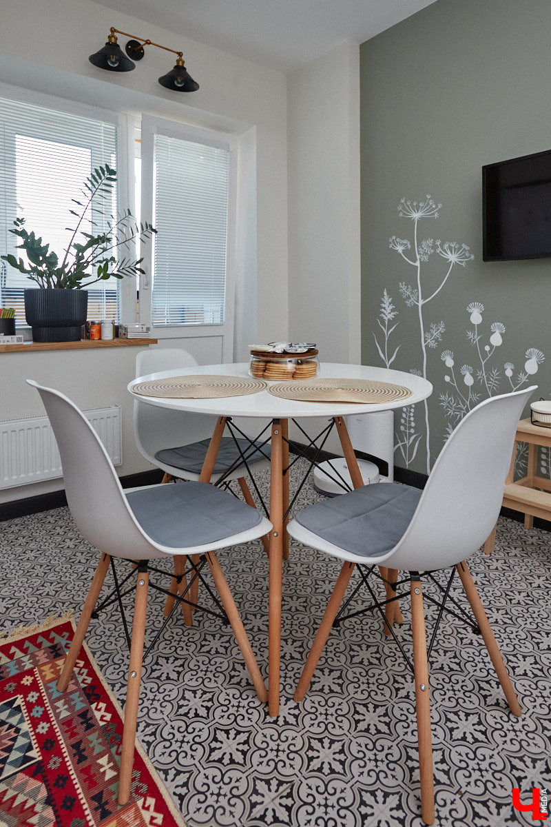 Никита Чуркин и Сабина Ханбабаева – легкие на подъем ребята. Могут в один день решить переехать, если того потребует душа. Они жили в разных городах и странах, сменили массу квартир и необычных отельных номеров. Сейчас пара снова обосновалась во Владимире, и «Ключ-Медиа» с удовольствием заглянул на огонек к радушным хозяевам.