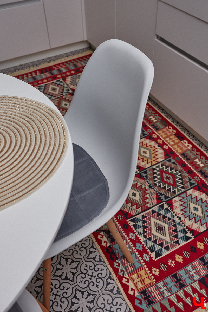 Никита Чуркин и Сабина Ханбабаева – легкие на подъем ребята. Могут в один день решить переехать, если того потребует душа. Они жили в разных городах и странах, сменили массу квартир и необычных отельных номеров. Сейчас пара снова обосновалась во Владимире, и «Ключ-Медиа» с удовольствием заглянул на огонек к радушным хозяевам.