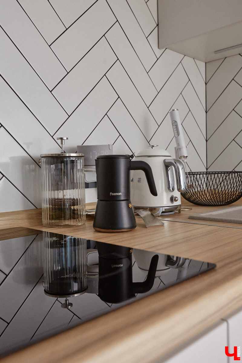 Никита Чуркин и Сабина Ханбабаева – легкие на подъем ребята. Могут в один день решить переехать, если того потребует душа. Они жили в разных городах и странах, сменили массу квартир и необычных отельных номеров. Сейчас пара снова обосновалась во Владимире, и «Ключ-Медиа» с удовольствием заглянул на огонек к радушным хозяевам.