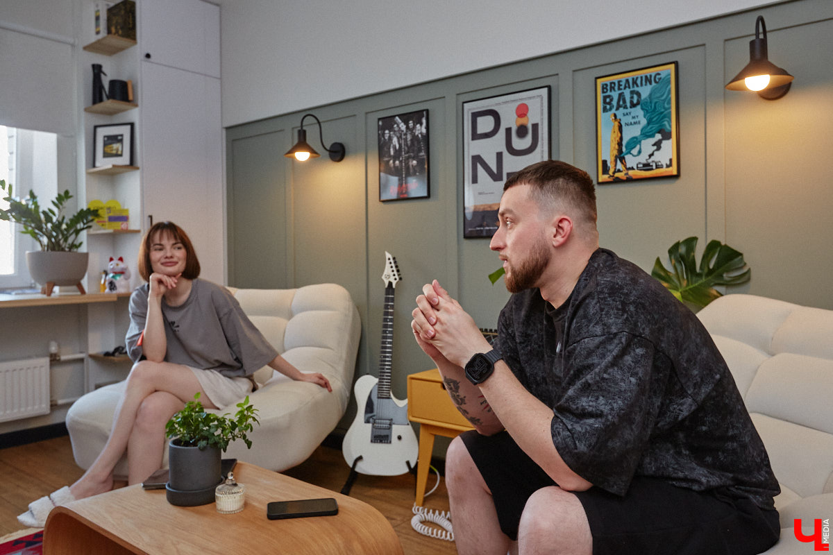 Никита Чуркин и Сабина Ханбабаева – легкие на подъем ребята. Могут в один день решить переехать, если того потребует душа. Они жили в разных городах и странах, сменили массу квартир и необычных отельных номеров. Сейчас пара снова обосновалась во Владимире, и «Ключ-Медиа» с удовольствием заглянул на огонек к радушным хозяевам.