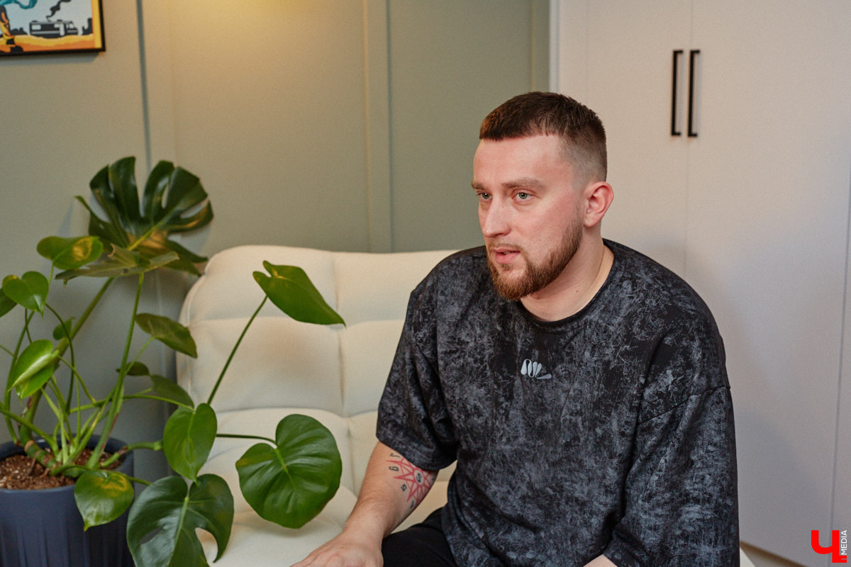 Никита Чуркин и Сабина Ханбабаева – легкие на подъем ребята. Могут в один день решить переехать, если того потребует душа. Они жили в разных городах и странах, сменили массу квартир и необычных отельных номеров. Сейчас пара снова обосновалась во Владимире, и «Ключ-Медиа» с удовольствием заглянул на огонек к радушным хозяевам.