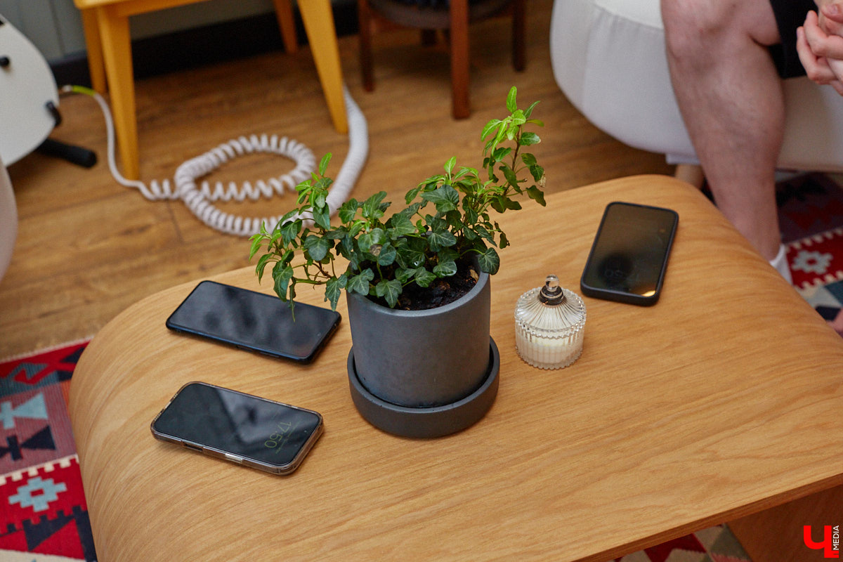 Никита Чуркин и Сабина Ханбабаева – легкие на подъем ребята. Могут в один день решить переехать, если того потребует душа. Они жили в разных городах и странах, сменили массу квартир и необычных отельных номеров. Сейчас пара снова обосновалась во Владимире, и «Ключ-Медиа» с удовольствием заглянул на огонек к радушным хозяевам.