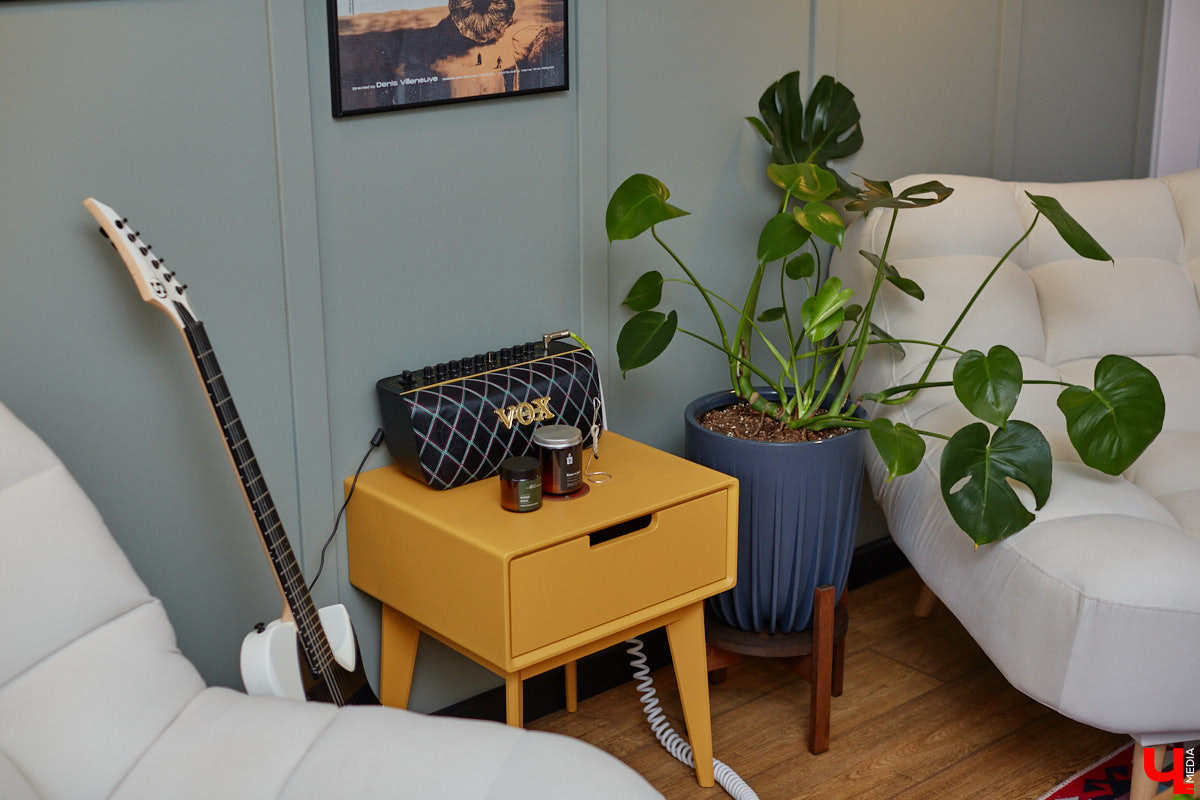 Никита Чуркин и Сабина Ханбабаева – легкие на подъем ребята. Могут в один день решить переехать, если того потребует душа. Они жили в разных городах и странах, сменили массу квартир и необычных отельных номеров. Сейчас пара снова обосновалась во Владимире, и «Ключ-Медиа» с удовольствием заглянул на огонек к радушным хозяевам.