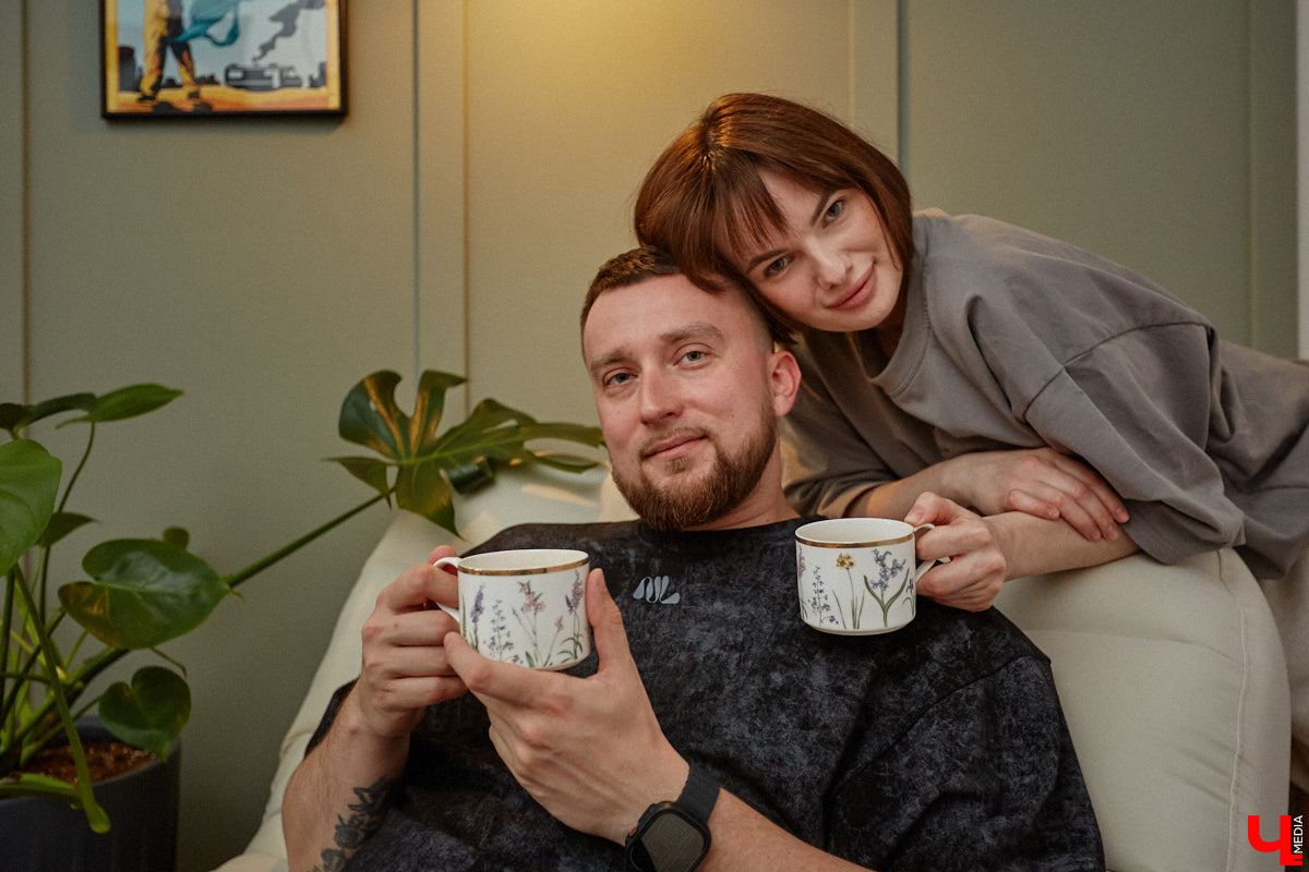 Никита Чуркин и Сабина Ханбабаева – легкие на подъем ребята. Могут в один день решить переехать, если того потребует душа. Они жили в разных городах и странах, сменили массу квартир и необычных отельных номеров. Сейчас пара снова обосновалась во Владимире, и «Ключ-Медиа» с удовольствием заглянул на огонек к радушным хозяевам.