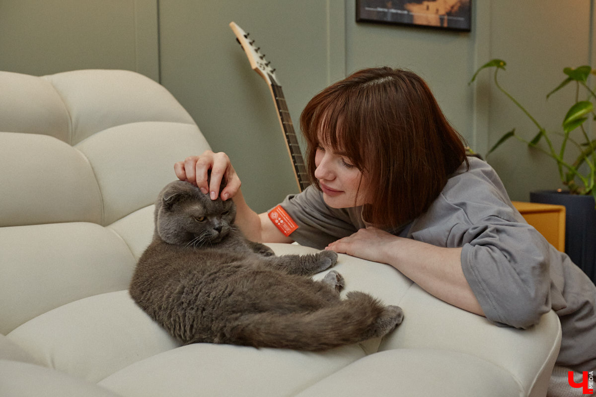 Никита Чуркин и Сабина Ханбабаева – легкие на подъем ребята. Могут в один день решить переехать, если того потребует душа. Они жили в разных городах и странах, сменили массу квартир и необычных отельных номеров. Сейчас пара снова обосновалась во Владимире, и «Ключ-Медиа» с удовольствием заглянул на огонек к радушным хозяевам.