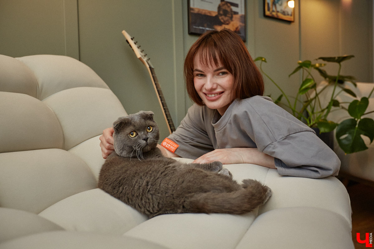 Никита Чуркин и Сабина Ханбабаева – легкие на подъем ребята. Могут в один день решить переехать, если того потребует душа. Они жили в разных городах и странах, сменили массу квартир и необычных отельных номеров. Сейчас пара снова обосновалась во Владимире, и «Ключ-Медиа» с удовольствием заглянул на огонек к радушным хозяевам.