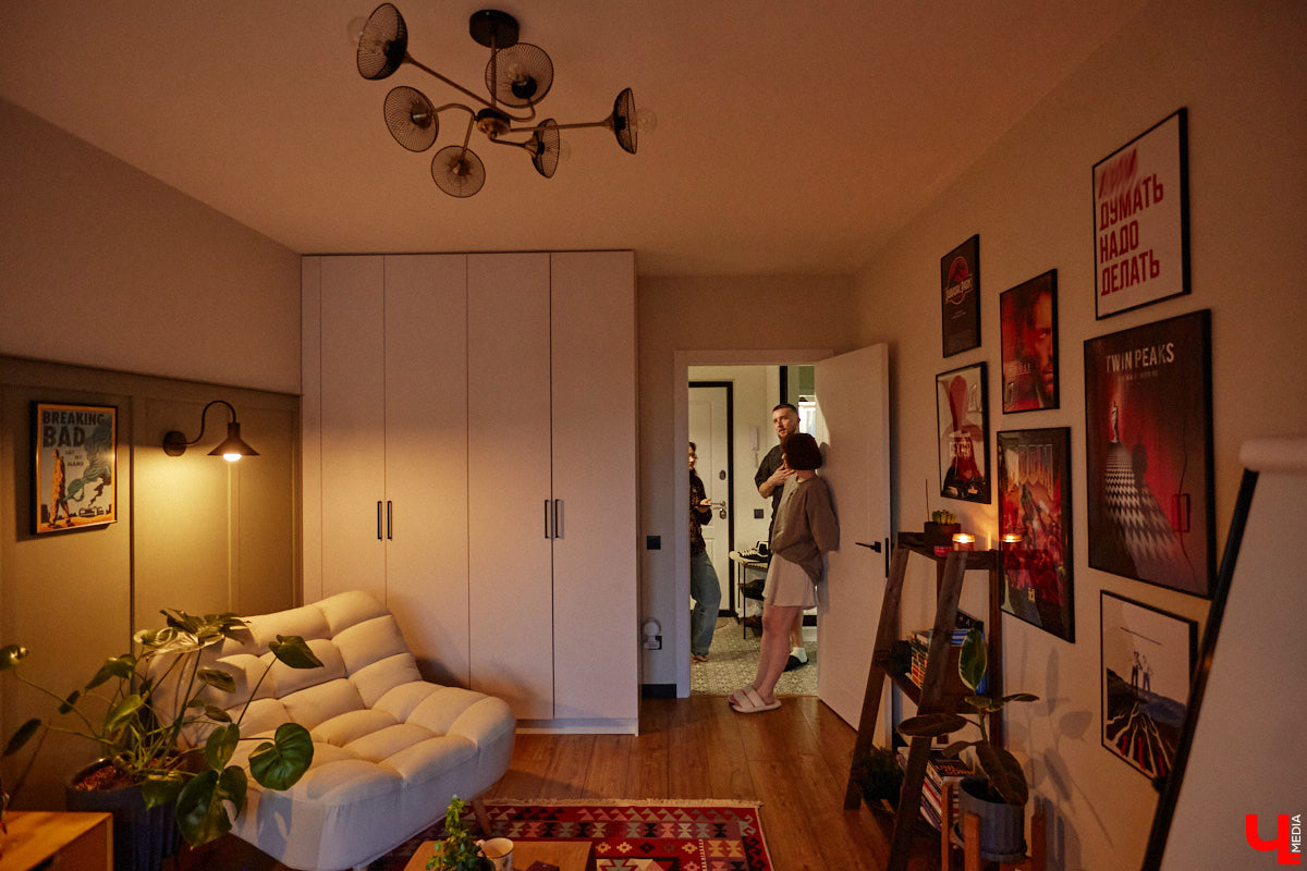 Никита Чуркин и Сабина Ханбабаева – легкие на подъем ребята. Могут в один день решить переехать, если того потребует душа. Они жили в разных городах и странах, сменили массу квартир и необычных отельных номеров. Сейчас пара снова обосновалась во Владимире, и «Ключ-Медиа» с удовольствием заглянул на огонек к радушным хозяевам.