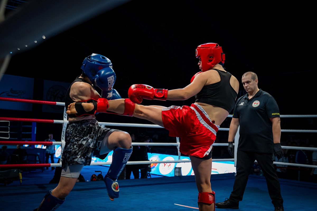 Владимирская модель Елена Охапкина выиграла золотую медаль на Кубке мира по кикбоксингу. Девушке не нашлось равных в дисциплине К-1. В полуфинале она отправила соперницу в нокаут, а в решающей схватке вырвала победу единогласным решением судей. Деталями триумфа она поделилась с «Ключ-Медиа»