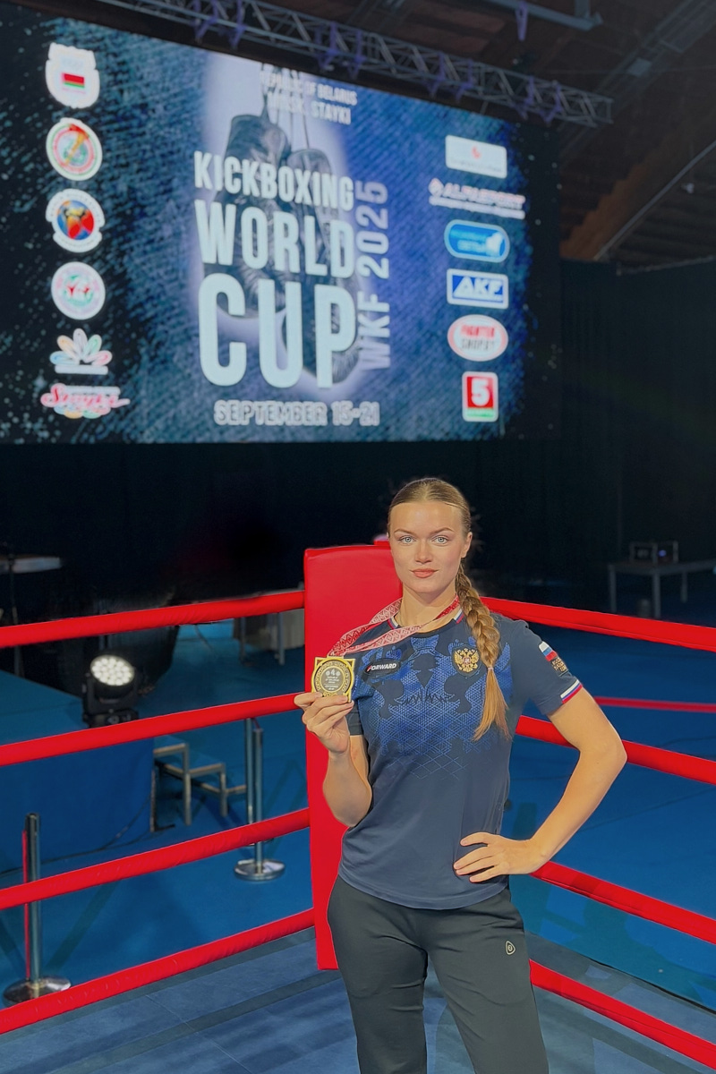 Владимирская модель Елена Охапкина выиграла золотую медаль на Кубке мира по кикбоксингу. Девушке не нашлось равных в дисциплине К-1. В полуфинале она отправила соперницу в нокаут, а в решающей схватке вырвала победу единогласным решением судей. Деталями триумфа она поделилась с «Ключ-Медиа»
